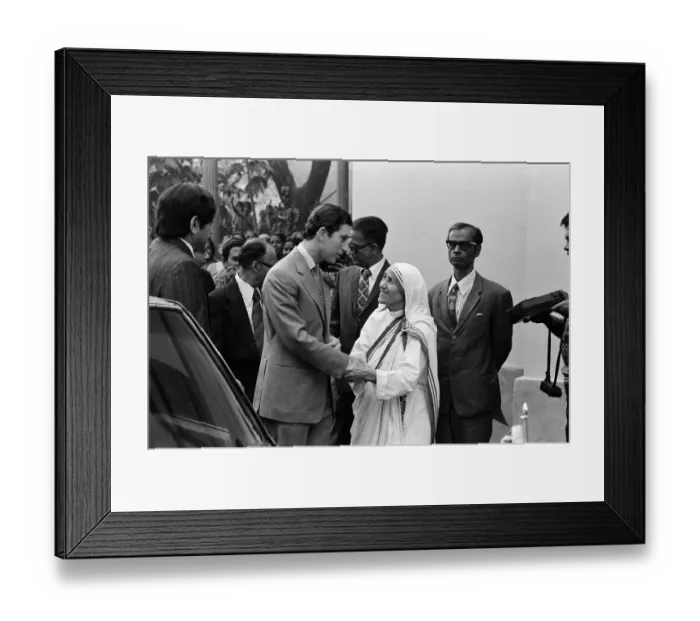Framed Print : Prince Charles visits Mother Teresa at her institution in Calcutta, India. December 1980 Framed Print : Prince Charles visits Mother Teresa at her institution in Calcutta, India. December 1980