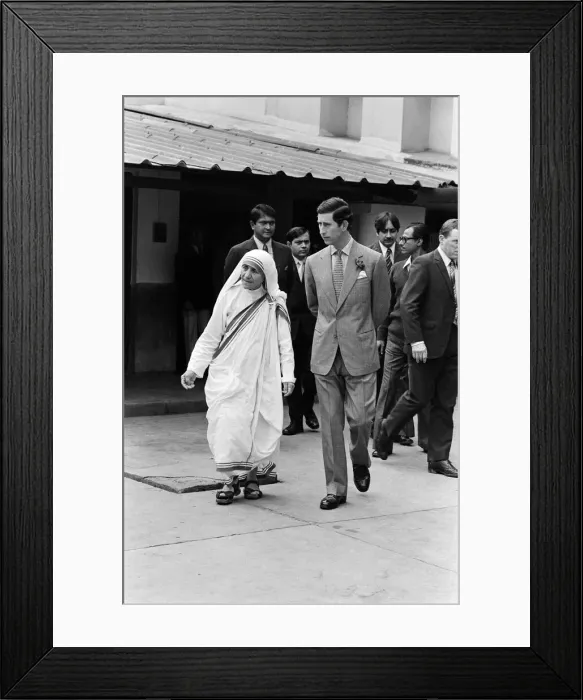 Framed Print : Prince Charles visits Mother Teresa at her institution in Calcutta, India. December 1980 Framed Print : Prince Charles visits Mother Teresa at her institution in Calcutta, India. December 1980