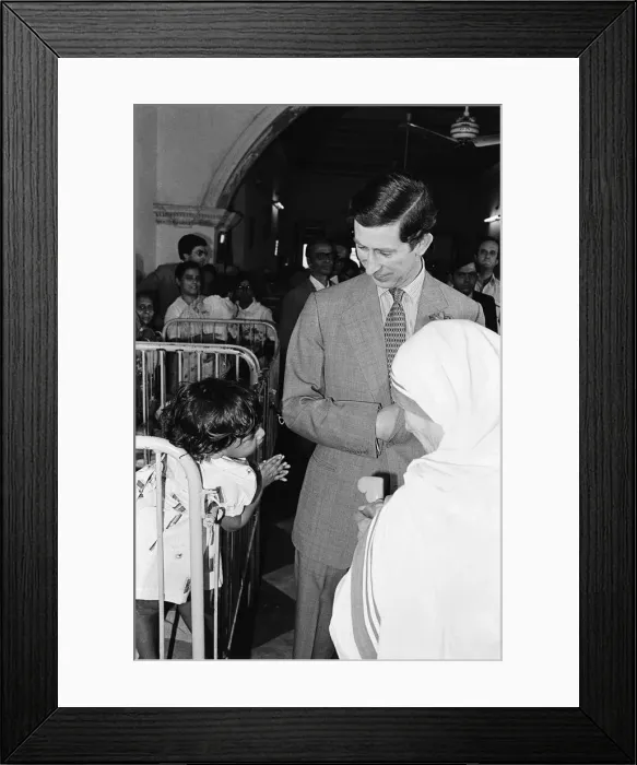 Framed Print : Prince Charles visits Mother Teresa at her institution in Calcutta, India. December 1980 Framed Print : Prince Charles visits Mother Teresa at her institution in Calcutta, India. December 1980