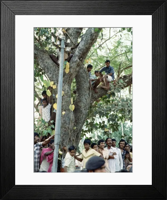 Framed Print : Prince Charles tour of India. Pictured, spectators await the Prince, Orissa Framed Print : Prince Charles tour of India. Pictured, spectators await the Prince, Orissa