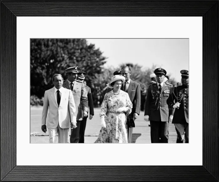 Framed Print : Queen Elizabeth II leaving Morocco. The Queen is accompanied by King Hassan II Framed Print : Queen Elizabeth II leaving Morocco. The Queen is accompanied by King Hassan II