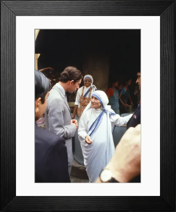 Framed Print : Prince Charles meets Mother Teresa during his tour of India. Calcutta. December 1980 Framed Print : Prince Charles meets Mother Teresa during his tour of India. Calcutta. December 1980