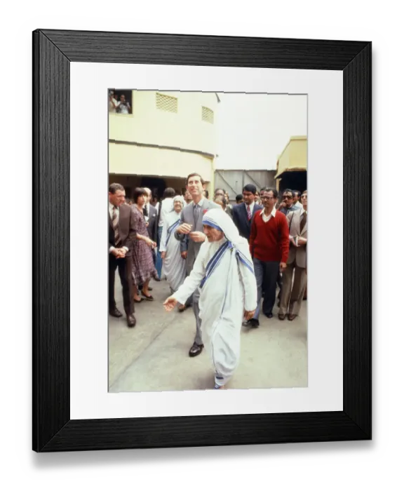 Framed Print : Prince Charles meets Mother Teresa during his tour of India. Calcutta. December 1980 Framed Print : Prince Charles meets Mother Teresa during his tour of India. Calcutta. December 1980