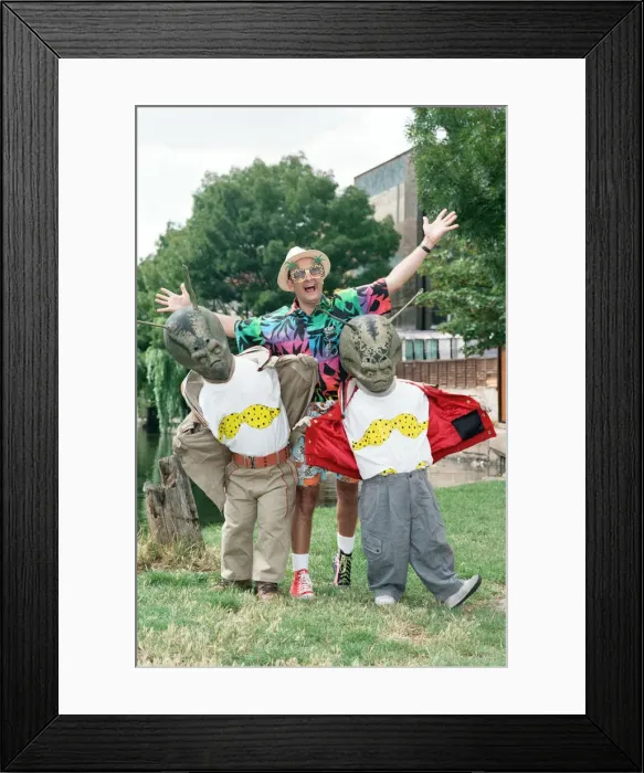 Framed Print : Chart topper Timmy Mallett with two martians sporting itsy bitsy bikinis Framed Print : Chart topper Timmy Mallett with two martians sporting itsy bitsy bikinis