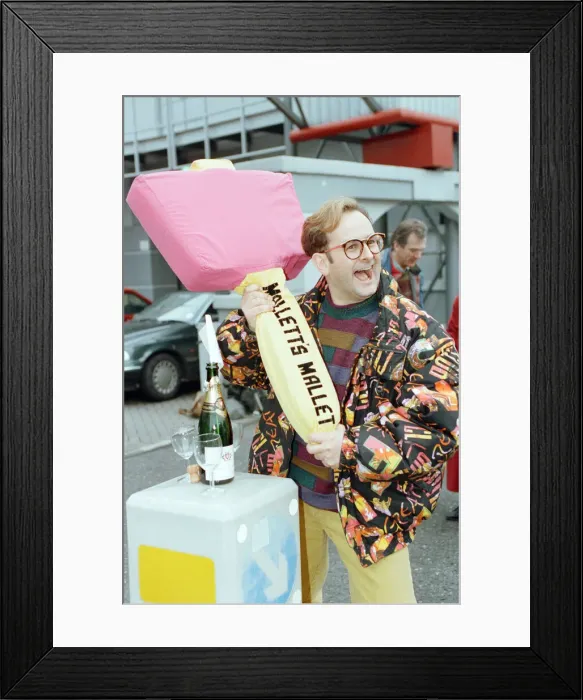 Framed Print : Timmy Mallett, TV presenter outside TV-am studios on the last day of production of Framed Print : Timmy Mallett, TV presenter outside TV-am studios on the last day of production of