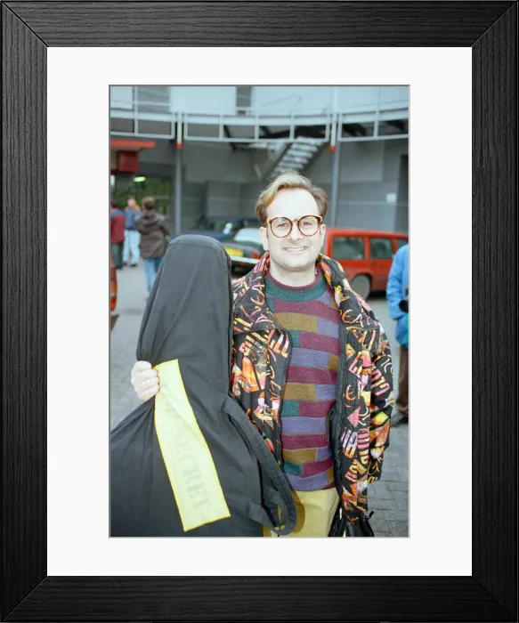 Framed Print : Timmy Mallett, TV presenter outside TV-am studios on the last day of production of Framed Print : Timmy Mallett, TV presenter outside TV-am studios on the last day of production of