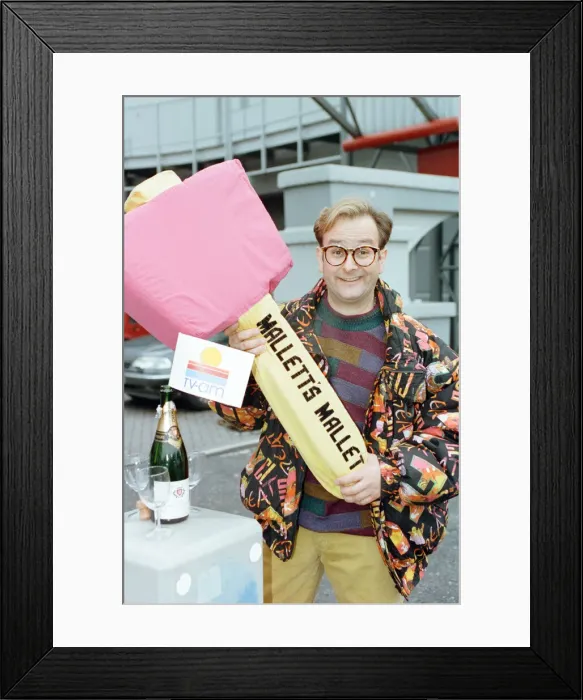 Framed Print : Timmy Mallett, TV presenter outside TV-am studios on the last day of production of Framed Print : Timmy Mallett, TV presenter outside TV-am studios on the last day of production of