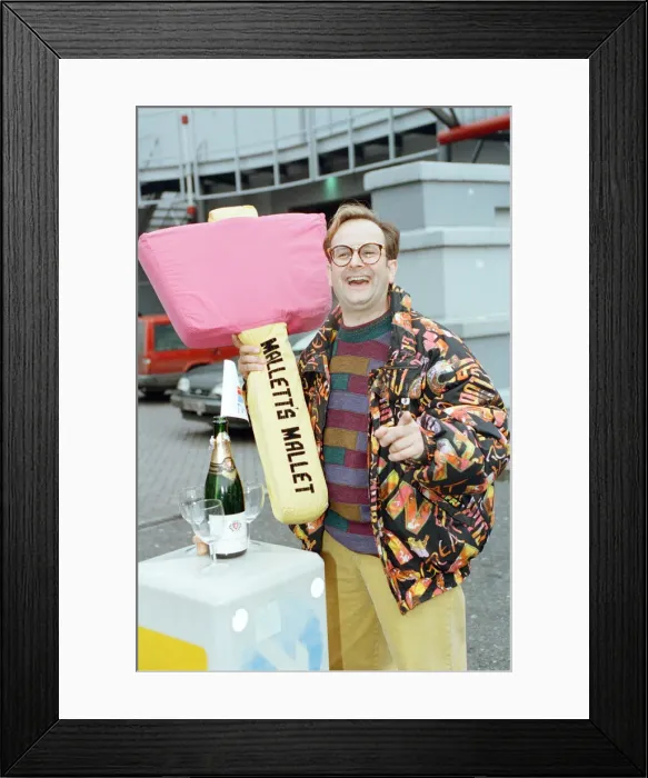 Framed Print : Timmy Mallett, TV presenter outside TV-am studios on the last day of production of Framed Print : Timmy Mallett, TV presenter outside TV-am studios on the last day of production of
