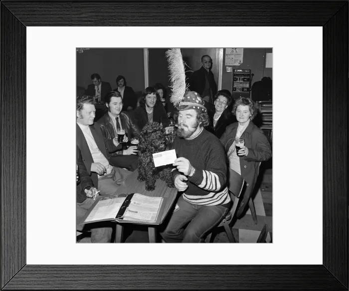 Framed Print : Yodelling dog collects £400 for charity. 1975 Framed Print : Yodelling dog collects £400 for charity. 1975
