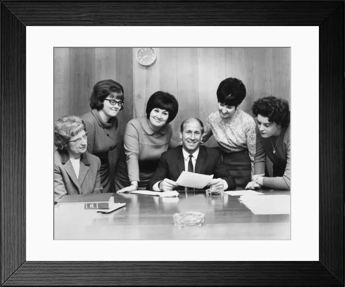 Framed Print : Bobby Charlton pictured amongst female staff at The Manchester United Fan Club