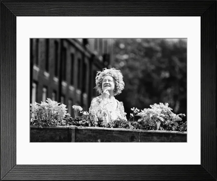 Framed Print : Queen Elizabeth The Queen Mother celebrates her 80th birthday at Clarence House with Framed Print : Queen Elizabeth The Queen Mother celebrates her 80th birthday at Clarence House with