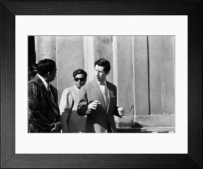 Framed Print : Prince Charles visits the historical Fatehpur Sikri near Agra, India. 29th November 1980 Framed Print : Prince Charles visits the historical Fatehpur Sikri near Agra, India. 29th November 1980