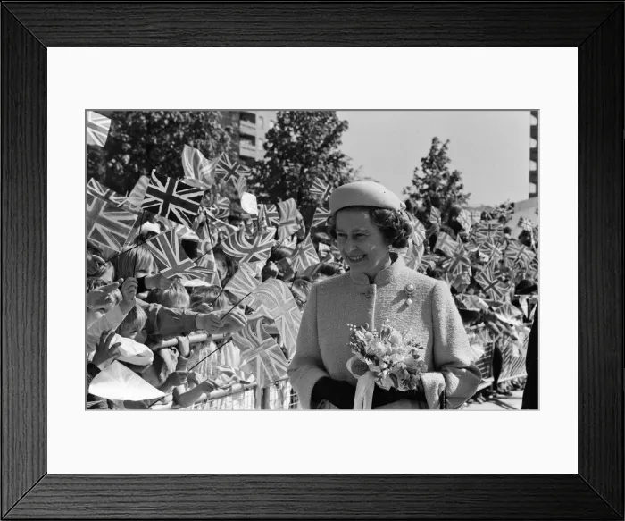 Framed Print : Queen Elizabeth II visits the Greater London Councils riverside town, Thamesmead Framed Print : Queen Elizabeth II visits the Greater London Councils riverside town, Thamesmead