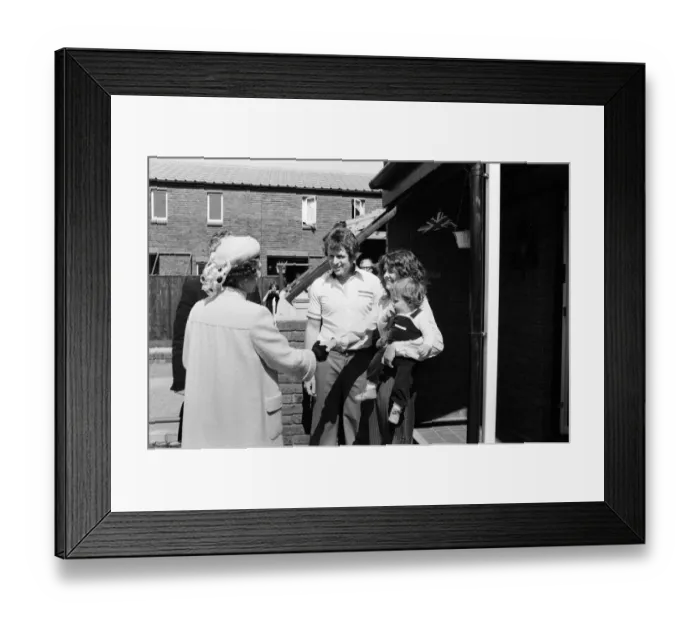 Framed Print : Queen Elizabeth II visits the Greater London Councils riverside town, Thamesmead Framed Print : Queen Elizabeth II visits the Greater London Councils riverside town, Thamesmead
