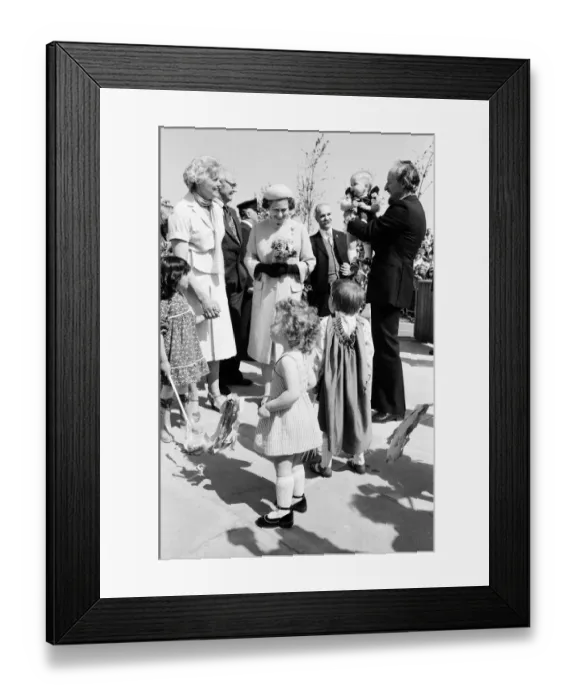 Framed Print : Queen Elizabeth II visits the Greater London Councils riverside town, Thamesmead