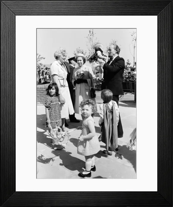 Framed Print : Queen Elizabeth II visits the Greater London Councils riverside town, Thamesmead Framed Print : Queen Elizabeth II visits the Greater London Councils riverside town, Thamesmead