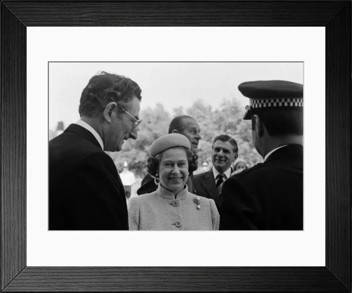 Framed Print : Queen Elizabeth II visits the Greater London Councils riverside town, Thamesmead