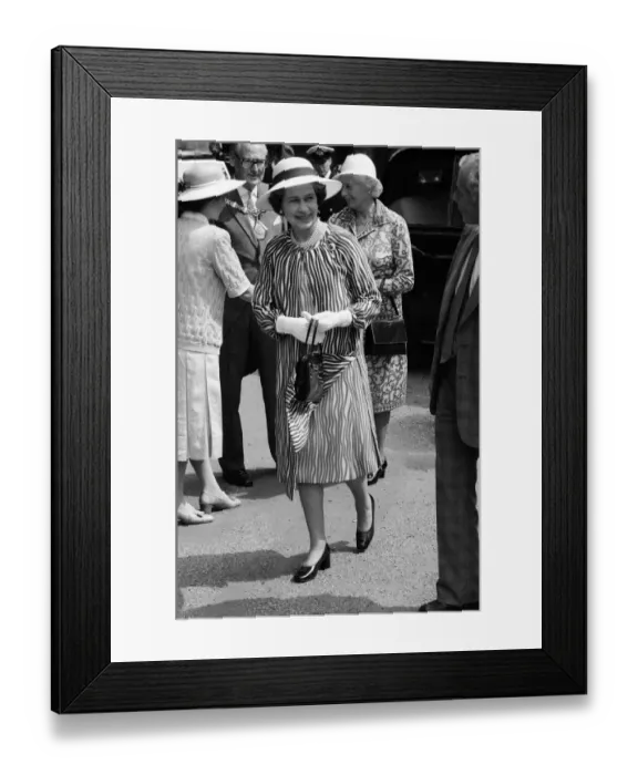 Framed Print : Queen Elizabeth II attends a garden party at Holland House Hostel to mark the Golden