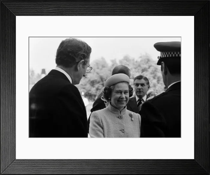 Framed Print : Queen Elizabeth II visits the Greater London Councils riverside town, Thamesmead