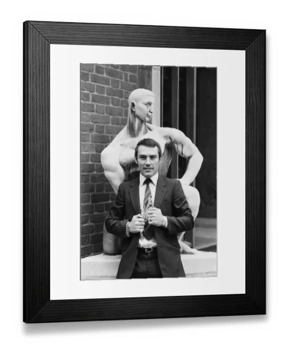 Framed Print : Middleweight Champion Alan Minter with a statue. 22nd March 1980 Framed Print : Middleweight Champion Alan Minter with a statue. 22nd March 1980