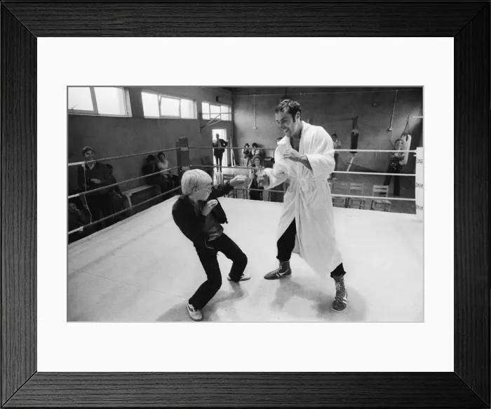 Framed Print : Middleweight Champion Alan Minter training in Jersey ahead of his World Title fight Framed Print : Middleweight Champion Alan Minter training in Jersey ahead of his World Title fight