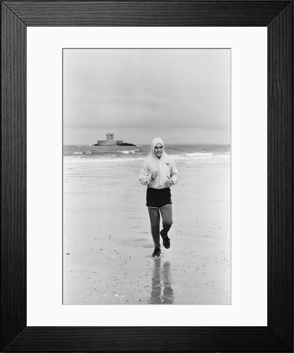 Framed Print : Middleweight Champion Alan Minter training in Jersey ahead of his World Title fight Framed Print : Middleweight Champion Alan Minter training in Jersey ahead of his World Title fight