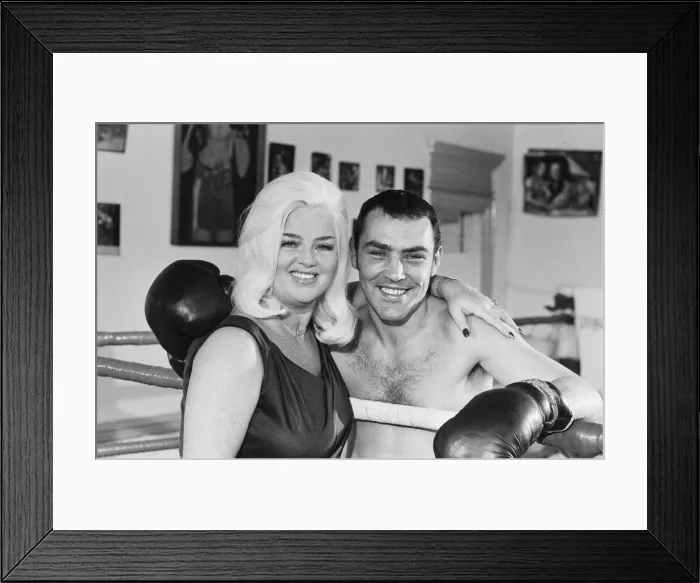 Framed Print : Former Middleweight Champion Alan Minter with singer and Actress Diana Dors at The Thomas