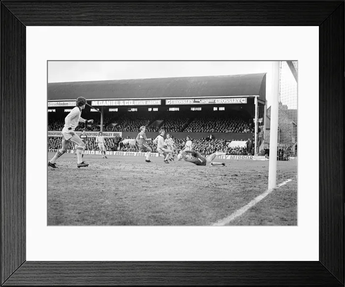 Framed Print : Middlesbrough 2-0 Tottenham Hotspur, league division one match at Ayresome Park Framed Print : Middlesbrough 2-0 Tottenham Hotspur, league division one match at Ayresome Park