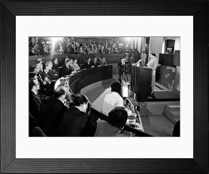 Framed Print : Queen Elizabeth II in Algiers, Algeria. The Queen speaks at the General Assembly Framed Print : Queen Elizabeth II in Algiers, Algeria. The Queen speaks at the General Assembly