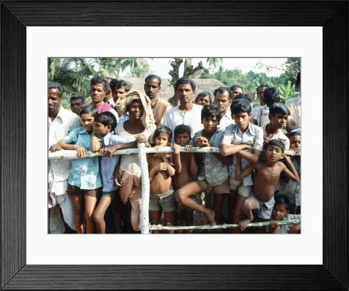 Framed Print : Prince Charles tour of India. Pictured, spectators await the Prince, Orissa
