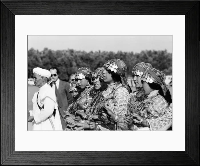 Framed Print : Queen Elizabeth II state visit to Marrakesh, Morocco. Women watching the events Framed Print : Queen Elizabeth II state visit to Marrakesh, Morocco. Women watching the events