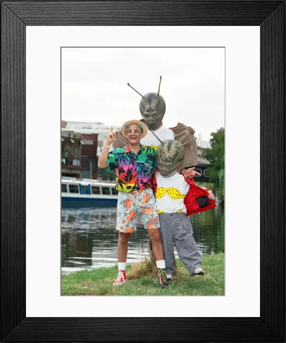 Framed Print : Chart topper Timmy Mallett with two martians sporting itsy bitsy bikinis Framed Print : Chart topper Timmy Mallett with two martians sporting itsy bitsy bikinis