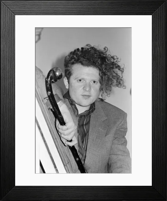 Framed Print : Mick Hucknall, singer with Simply Red. 28th May 1986 Framed Print : Mick Hucknall, singer with Simply Red. 28th May 1986