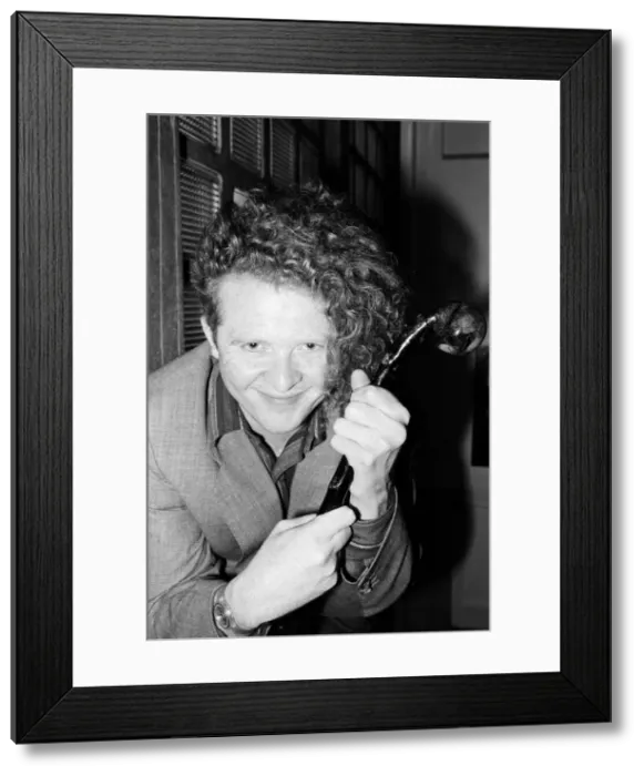 Framed Print : Mick Hucknall, singer with Simply Red. 28th May 1986 Framed Print : Mick Hucknall, singer with Simply Red. 28th May 1986