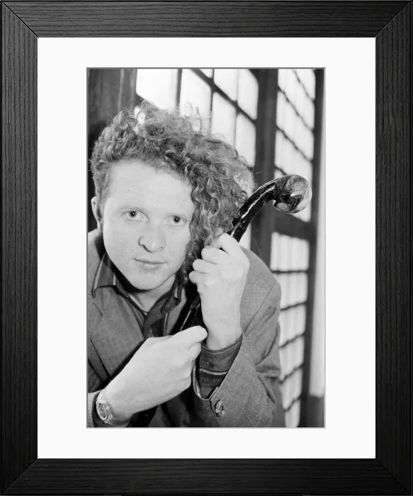 Framed Print : Mick Hucknall, singer with Simply Red. 28th May 1986 Framed Print : Mick Hucknall, singer with Simply Red. 28th May 1986