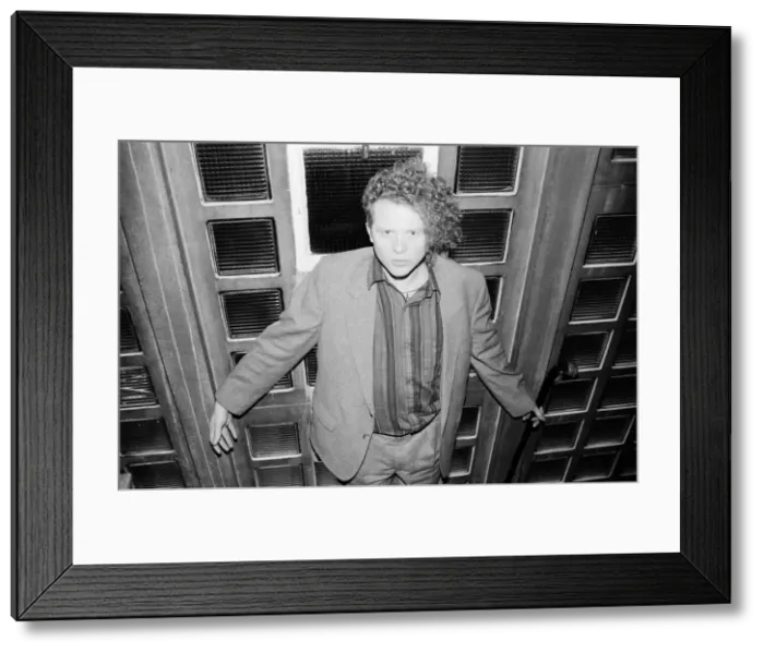 Framed Print : Mick Hucknall, singer with Simply Red. 28th May 1986 Framed Print : Mick Hucknall, singer with Simply Red. 28th May 1986