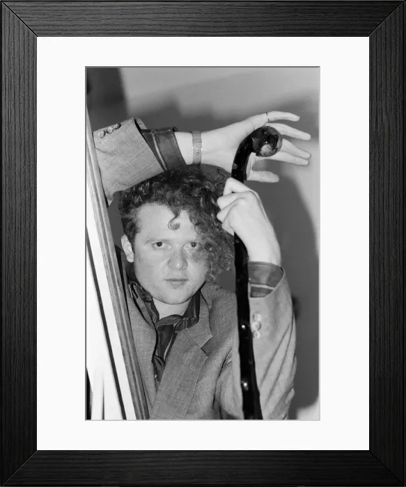 Framed Print : Mick Hucknall, singer with Simply Red. 28th May 1986 Framed Print : Mick Hucknall, singer with Simply Red. 28th May 1986