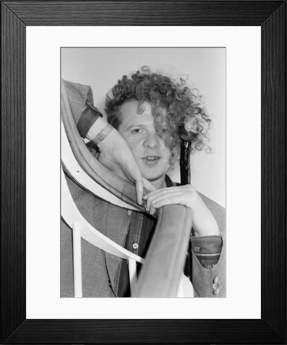 Framed Print : Mick Hucknall, singer with Simply Red. 28th May 1986 Framed Print : Mick Hucknall, singer with Simply Red. 28th May 1986