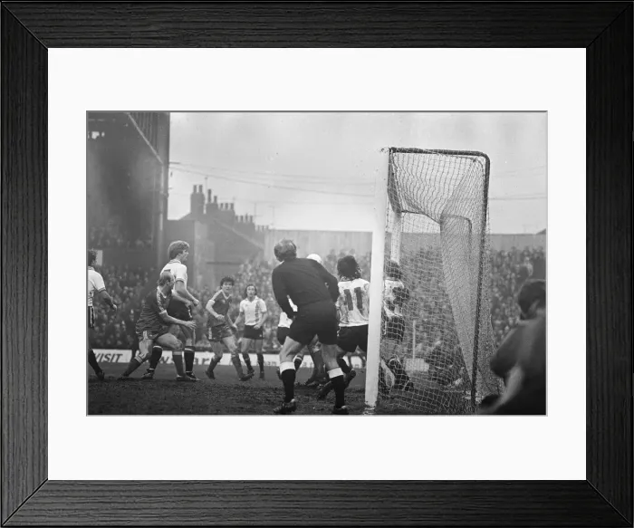 Framed Print : Middlesbrough verses Manchester United, played at Ayresome Park, Middlesbrough Framed Print : Middlesbrough verses Manchester United, played at Ayresome Park, Middlesbrough