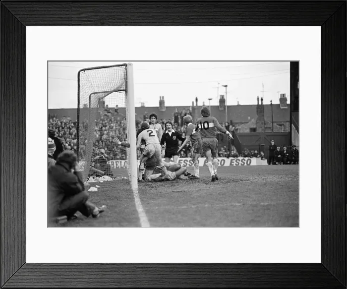 Framed Print : Middlesbrough 2-0 Tottenham Hotspur, league division one match at Ayresome Park Framed Print : Middlesbrough 2-0 Tottenham Hotspur, league division one match at Ayresome Park