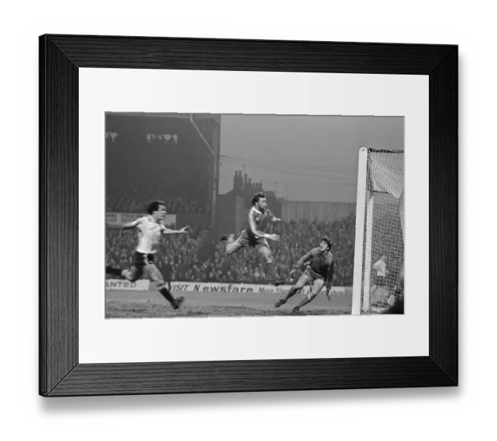 Framed Print : Middlesbrough verses Manchester United, played at Ayresome Park, Middlesbrough Framed Print : Middlesbrough verses Manchester United, played at Ayresome Park, Middlesbrough