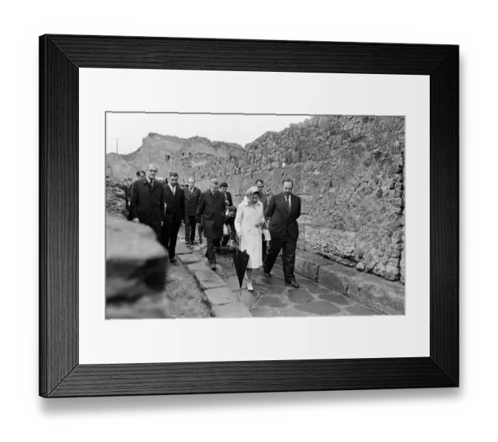 Framed Print : Queen Elizabeth II visits the ruins of Pompeii, Italy. 19th October 1980