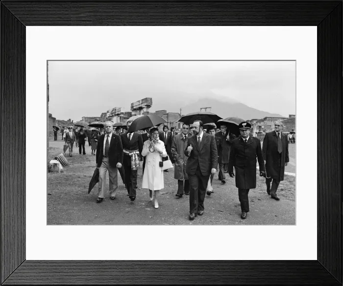 Framed Print : Queen Elizabeth II visits the ruins of Pompeii, Italy. 19th October 1980 Framed Print : Queen Elizabeth II visits the ruins of Pompeii, Italy. 19th October 1980