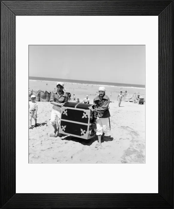 Framed Print : Daily Mirror Treasure Hunt, Fistral Beach, Cornwall, Tuesday 7th July 1959 Framed Print : Daily Mirror Treasure Hunt, Fistral Beach, Cornwall, Tuesday 7th July 1959