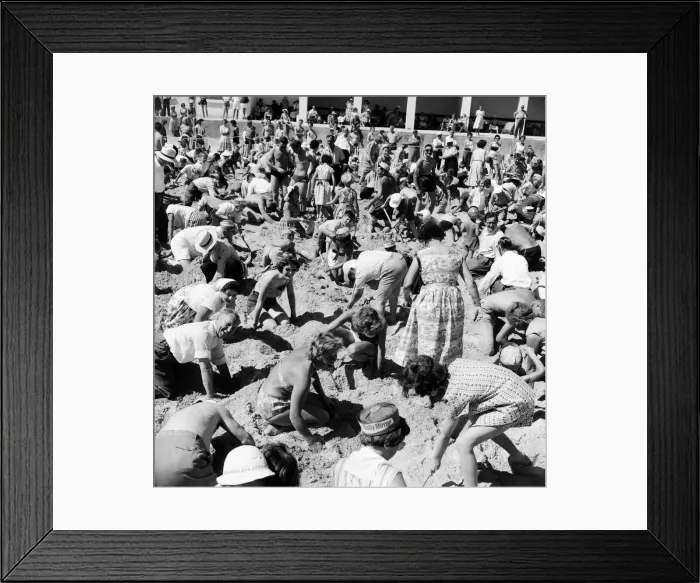 Framed Print : Daily Mirror Treasure Hunt, Porthminster Beach, St Ives, Cornwall, Monday 6th July 1959