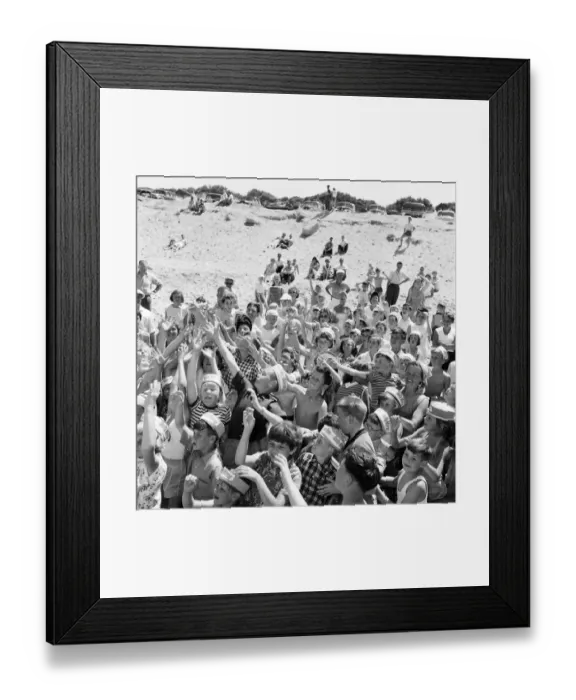 Framed Print : Daily Mirror Treasure Hunt, Fistral Beach, Cornwall, Tuesday 7th July 1959 Framed Print : Daily Mirror Treasure Hunt, Fistral Beach, Cornwall, Tuesday 7th July 1959