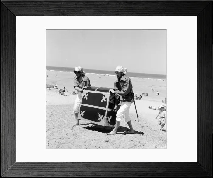 Framed Print : Daily Mirror Treasure Hunt, Fistral Beach, Cornwall, Tuesday 7th July 1959 Framed Print : Daily Mirror Treasure Hunt, Fistral Beach, Cornwall, Tuesday 7th July 1959