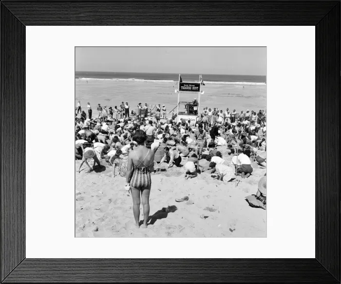 Framed Print : Daily Mirror Treasure Hunt, Fistral Beach, Cornwall, Tuesday 7th July 1959 Framed Print : Daily Mirror Treasure Hunt, Fistral Beach, Cornwall, Tuesday 7th July 1959