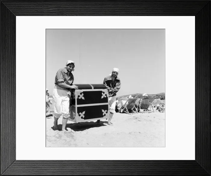 Framed Print : Daily Mirror Treasure Hunt, Fistral Beach, Cornwall, Tuesday 7th July 1959 Framed Print : Daily Mirror Treasure Hunt, Fistral Beach, Cornwall, Tuesday 7th July 1959