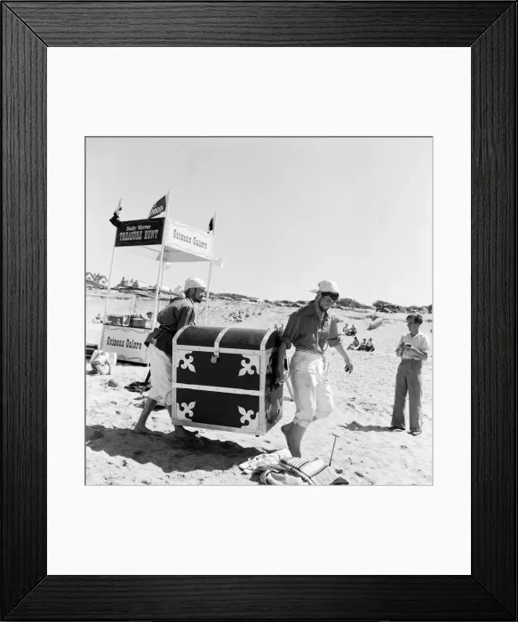 Framed Print : Daily Mirror Treasure Hunt, Fistral Beach, Cornwall, Tuesday 7th July 1959 Framed Print : Daily Mirror Treasure Hunt, Fistral Beach, Cornwall, Tuesday 7th July 1959